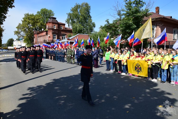 Сегодня врио начальника Управления Росгвардии по Костромской области полковник полиции Дмитрий Дасаев принял участие в церемонии открытия Аллеи героев – костромичей.