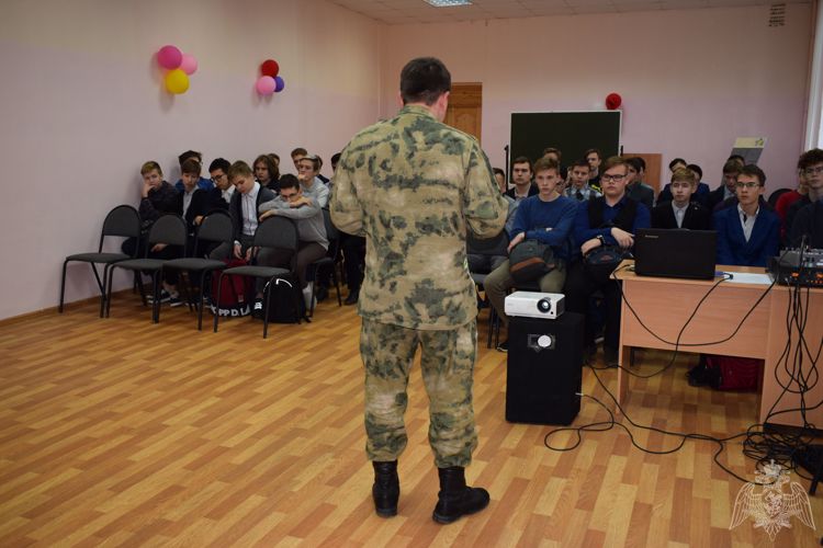 Росгвардейцы рассказали школьникам о ВУЗах ведомства