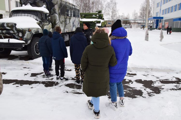 Росгвардейцы пригласили в гости детей, оставшихся без попечения родителей