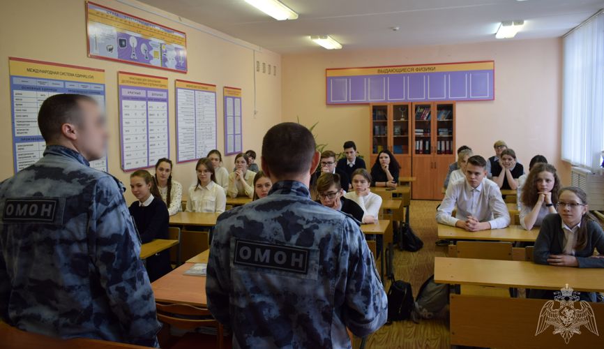 Росгвардейцы участвуют в профориентации учащейся молодёжи