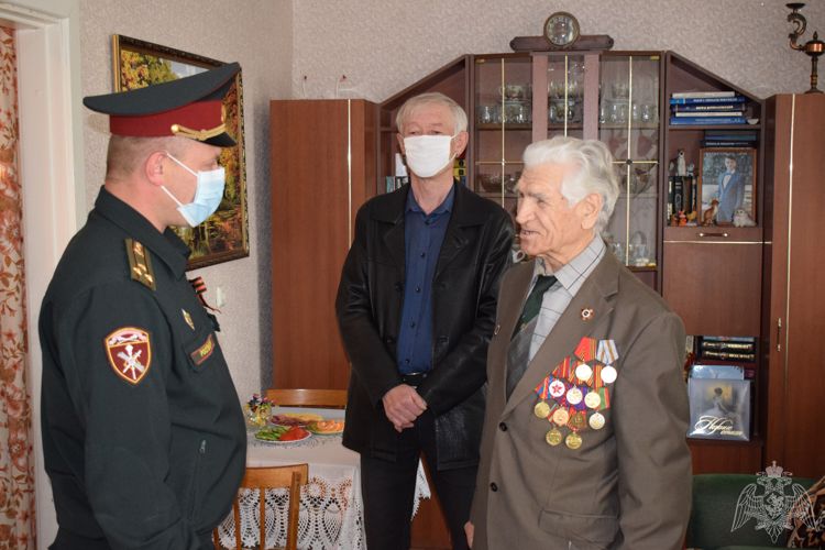 В канун Великой Победы росгвардейцы поздравили ветеранов