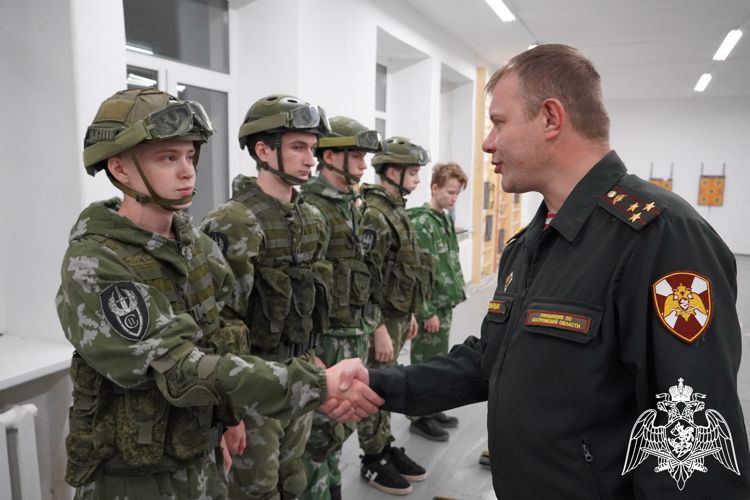 Росгвардейцы поздравили подшефный военно-патриотический клуб с выходом в финал всероссийских соревнований по тактико-специальной подготовке