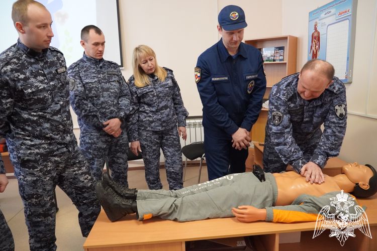 Методы оказания первой помощи пострадавшим изучили сотрудники Росгвардии в Костроме