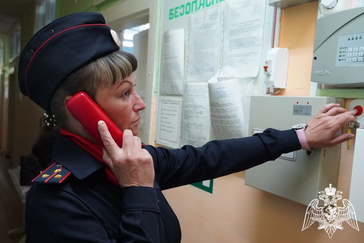 Сотрудники Росгвардии продолжают проверку образовательных учреждений к новому учебному году