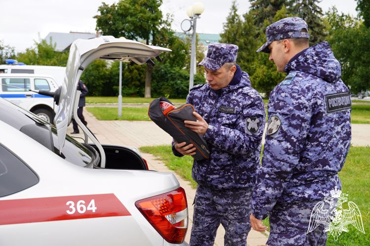В Костроме прошел смотр-развод сил и средств Росгвардии и полиции