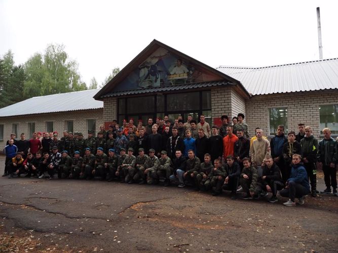 Офицер ОМОН провел урок мужества для участников военно-спортивной игры "Зарница-Победа 2022"