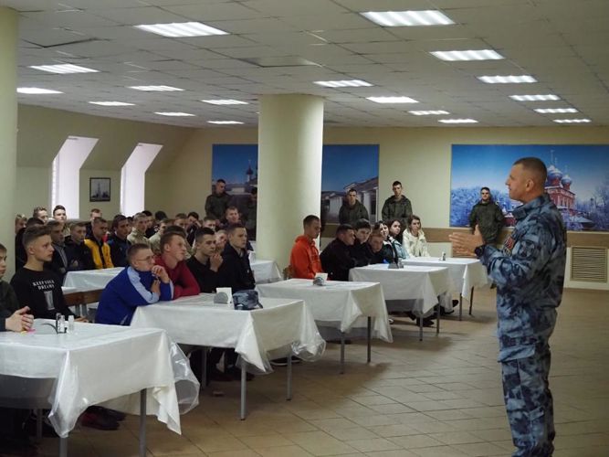 Офицер ОМОН провел урок мужества для участников военно-спортивной игры "Зарница-Победа 2022"