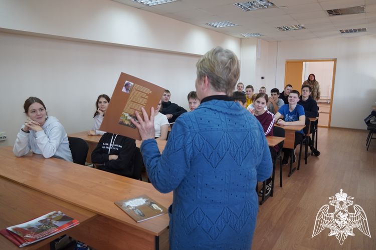 Росгвардейцы передали  кадетам книги в школьную библиотеку 