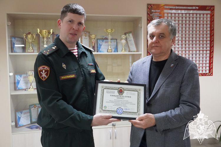 В Костроме руководителю «Гвардейской смены» вручили свидетельство о регистрации патриотического движения Росгвардии