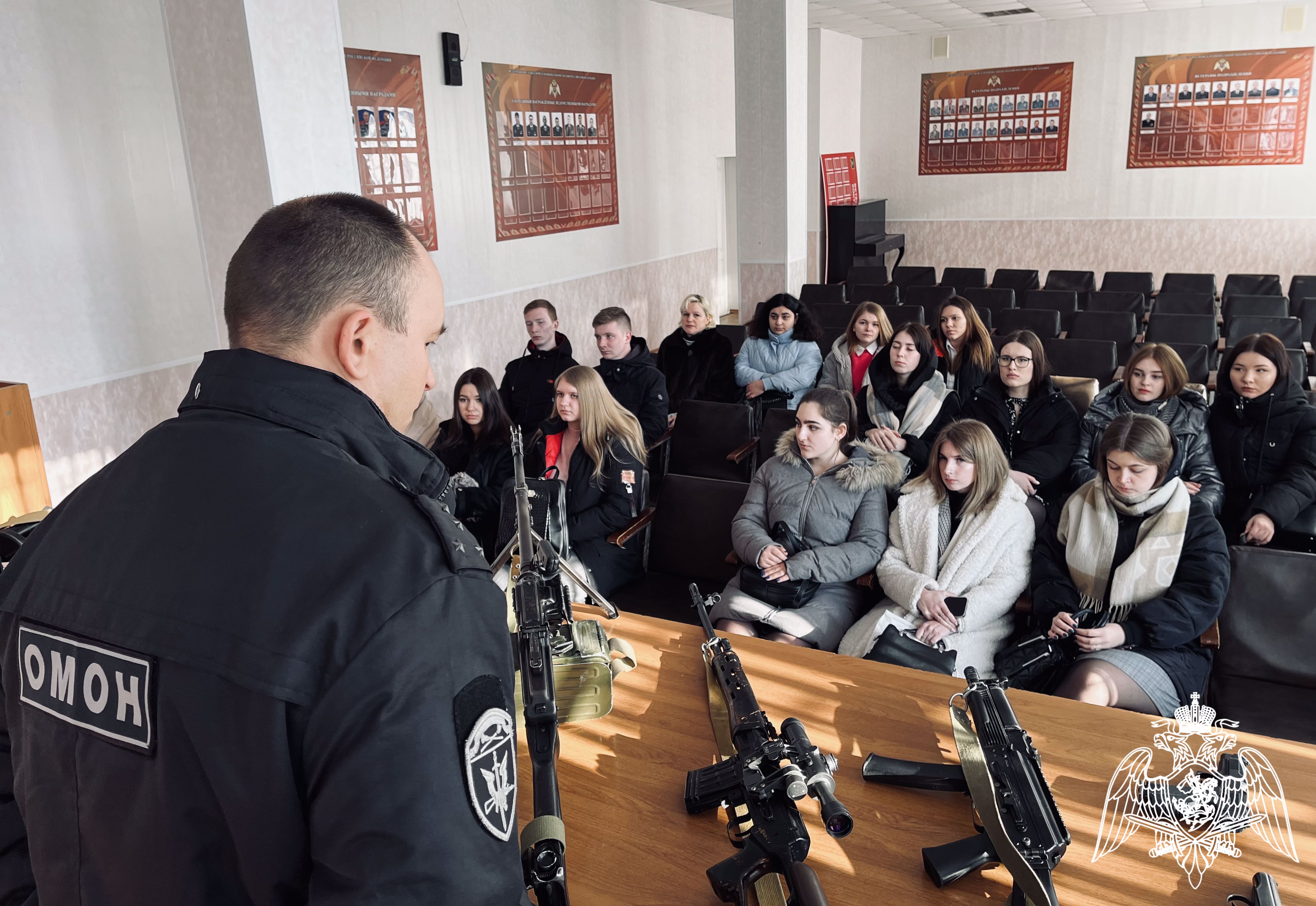 Сотрудники Росгвардии в Костроме провели экскурсию для учащихся Автотранспортного колледжа