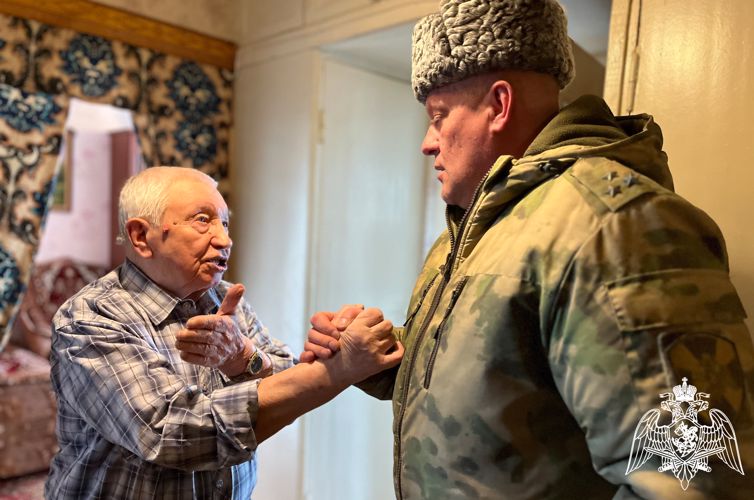 Офицеры Росгвардии поздравили труженика тыла с Днем защитника Отечества