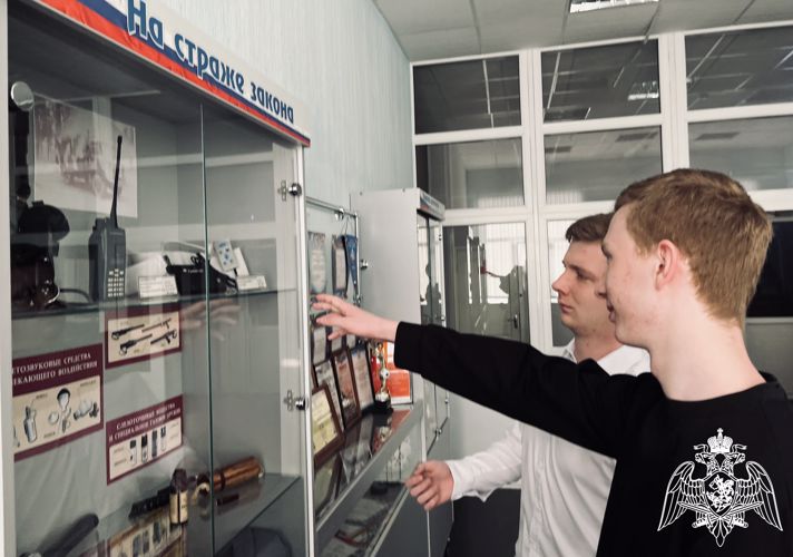 Сотрудники Росгвардии в Костроме провели экскурсию для учащихся Автотранспортного колледжа