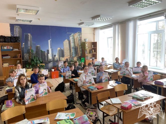 Школьники Костромской области отправили письма и посылки для росгвардейцев в зону СВО