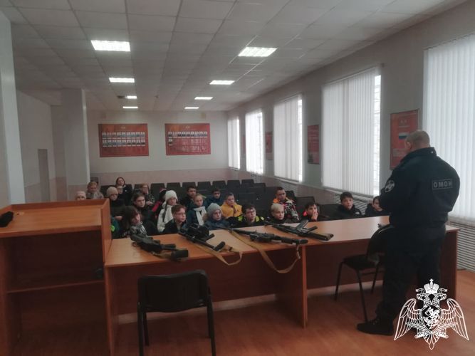 В Костроме в рамках акции "Дни Росгвардии" сотрудники ОМОН провели экскурсию для школьников