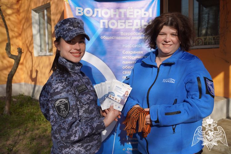 Волонтеры Победы передали Георгиевские ленточки Росгвардии