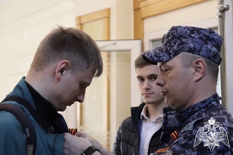 Сотрудники Росгвардии поздравили с наступающим Днем Победы более 200 костромских студентов 