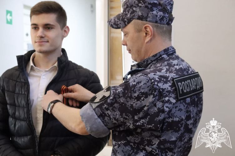 Сотрудники Росгвардии поздравили с наступающим Днем Победы более 200 костромских студентов 