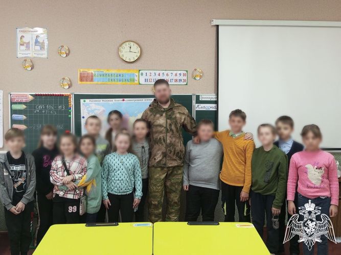 Военнослужащий Росгвардии из Костромы встретился со школьниками Донбасса