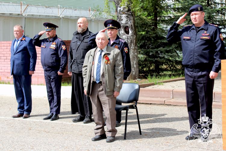В Костроме росгвардейцы провели персональный парад Победы для труженика тыла Великой Отечественной войны 