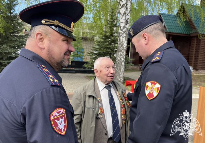 В Костроме росгвардейцы провели персональный парад Победы для труженика тыла Великой Отечественной войны 