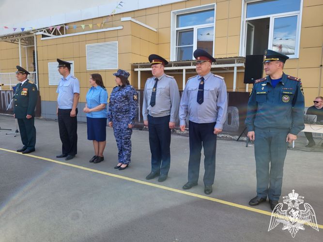 Костромские росгвардейцы поздравили подшефные ведомству классы с окончанием учебного года