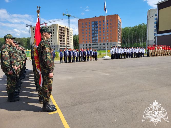Костромские росгвардейцы поздравили подшефные ведомству классы с окончанием учебного года