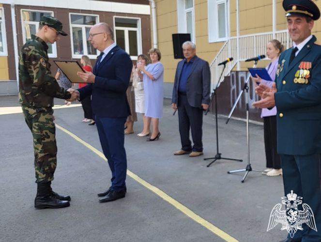 Костромские росгвардейцы поздравили подшефные ведомству классы с окончанием учебного года
