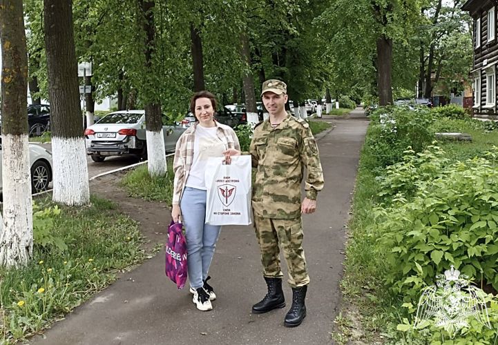 В преддверии Дня России художница из Владимира нарисовала портрет костромского сотрудника ОМОН Росгвардии