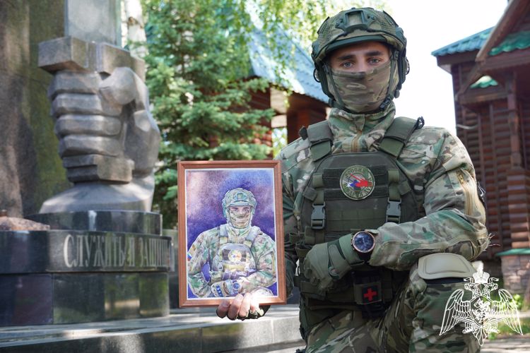 В преддверии Дня России художница из Владимира нарисовала портрет костромского сотрудника ОМОН Росгвардии