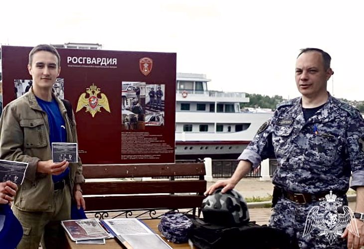 В День молодежи сотрудники Росгвардии приняли участие в патриотическом фестивале «За Россию, Волгу, Кострому»