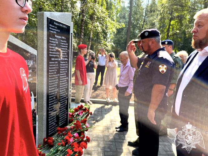 Сотрудники Росгвардии приняли участие в открытии памятника погибшим в боевых действиях костромичам