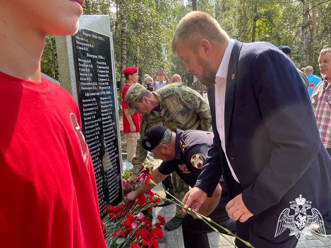 Сотрудники Росгвардии приняли участие в открытии памятника погибшим в боевых действиях костромичам