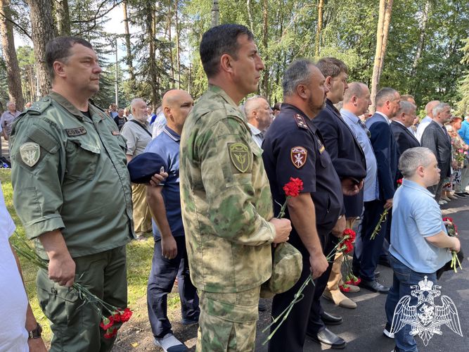 Сотрудники Росгвардии приняли участие в открытии памятника погибшим в боевых действиях костромичам
