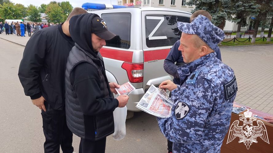 Жителей районов Костромской области знакомят со службой в ведомстве сотрудники Росгвардии 
