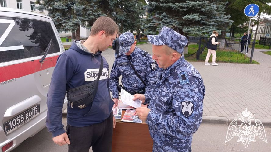 Жителей районов Костромской области знакомят со службой в ведомстве сотрудники Росгвардии 