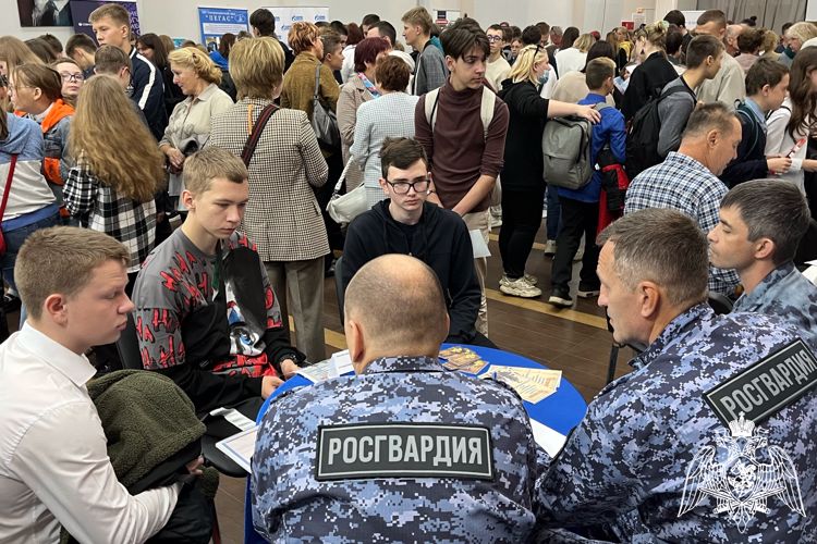 Сотрудники Росгвардии приняли участие во Всероссийской ярмарке трудоустройства в Костроме