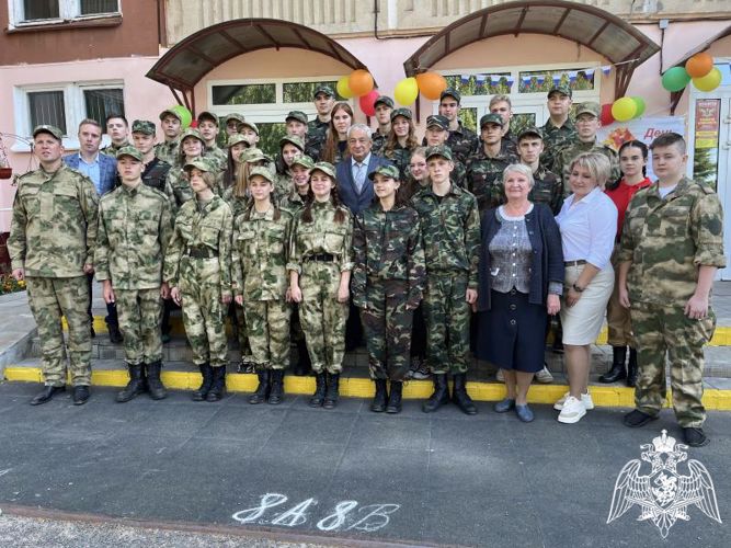 В Костроме представители Росгвардии поздравили с Днем знаний учеников подшефных классов