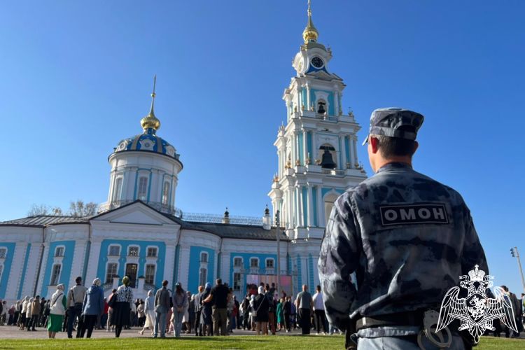 Росгвардейцы приняли участие в обеспечении безопасности во время освещения Костромского Кремля