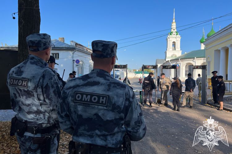 Росгвардейцы приняли участие в обеспечении безопасности во время освещения Костромского Кремля