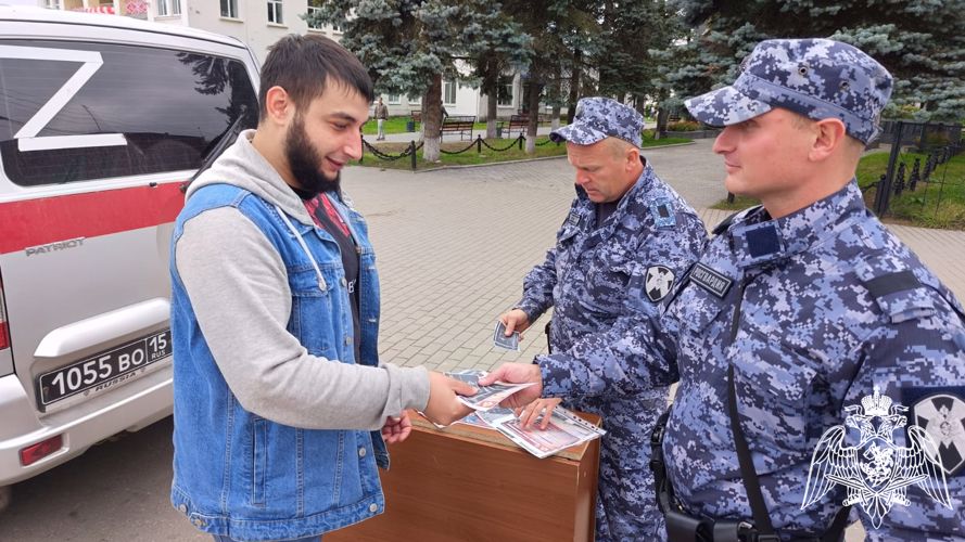 Жителей районов Костромской области знакомят со службой в ведомстве сотрудники Росгвардии 