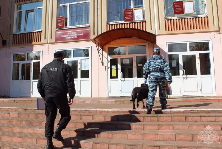 Сотрудники и военнослужащие Росгвардии приняли участие в обеспечении общественной безопасности в Единый день голосования в Костроме
