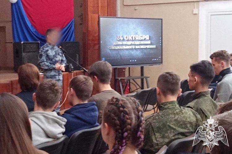 Офицер ОМОН "Оплот" провел "Разговор о важном" с учащимися Костромского машиностроительного техникума