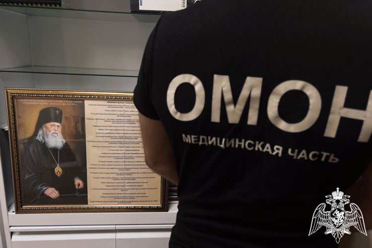 Портрет святителя Луки презентовали представители костромского профсоюза работников здравоохранения медикам Росгвардии