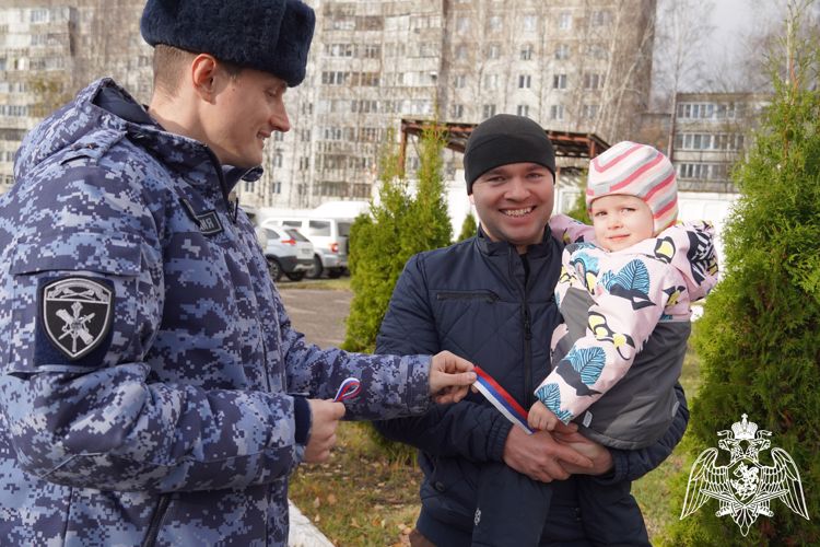 Акцию "Вместе мы сила" ко Дню народного единства провели росгвардейцы в Костроме