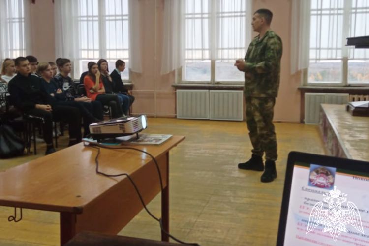 Профориентационную кампанию проводят военнослужащие Росгвардии в Костромской области