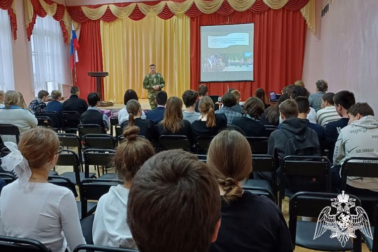 Профориентационную кампанию проводят военнослужащие Росгвардии в Костромской области