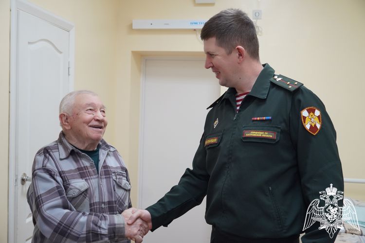 В День ветеранов войск правопорядка представители Росгвардии поздравили с праздником самого старейшего ветерана в Костроме (видео)