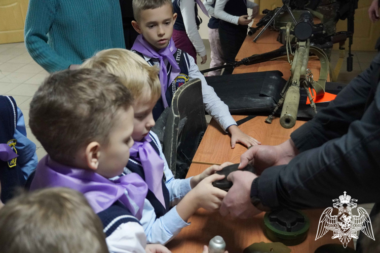 Более 30 килограммов сладостей передали первоклашки из Костромы бойцам Росгвардии в зону СВО