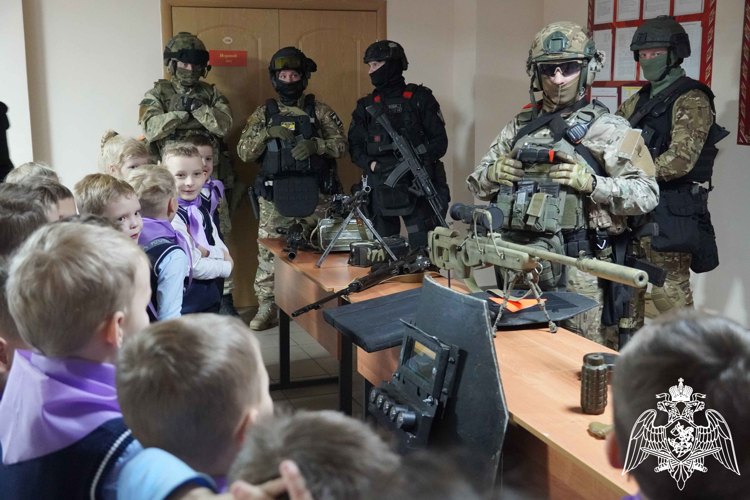 Более 30 килограммов сладостей передали первоклашки из Костромы бойцам Росгвардии в зону СВО