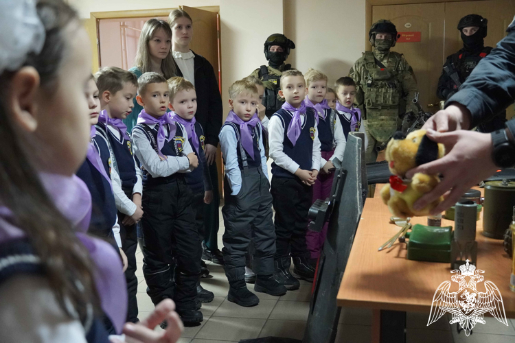 Более 30 килограммов сладостей передали первоклашки из Костромы бойцам Росгвардии в зону СВО